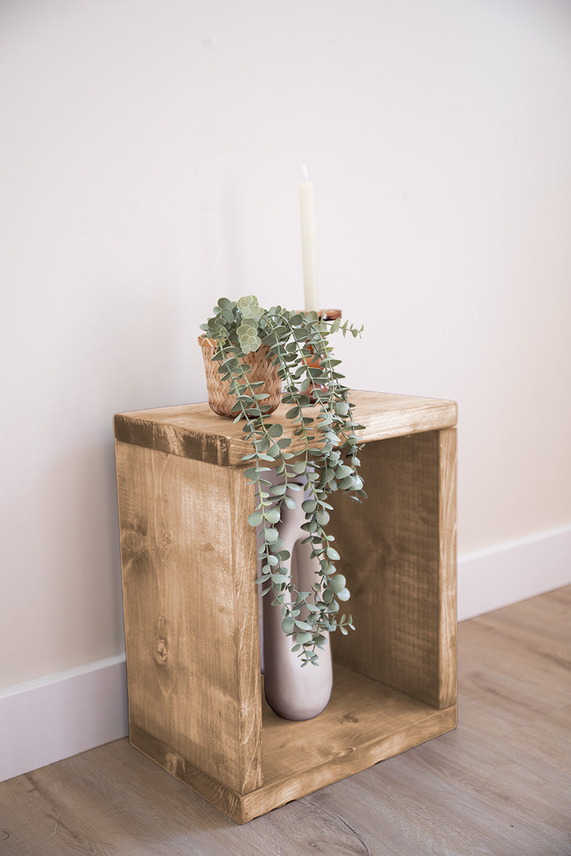 Lichtbruin houten nachtkastje in de vorm van een blok
