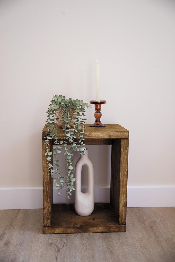 Natuurlijke houten nachtkastje met zichtbare houtstructuur