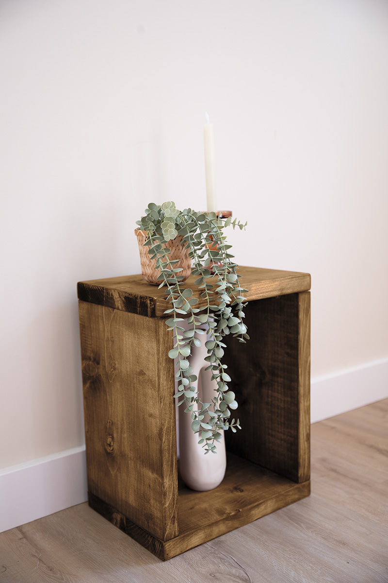 Houten nachtkastje van Baan Woods in de kleur middenbruin dat ook gebruikt kan worden als bijzettafel