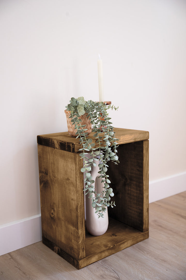 Houten nachtkastje van Baan Woods in de kleur middenbruin dat ook gebruikt kan worden als bijzettafel