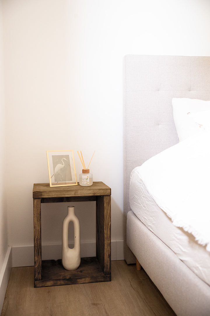 Baan Woods houten nachtkastje naast bed in Japandi slaapkamer