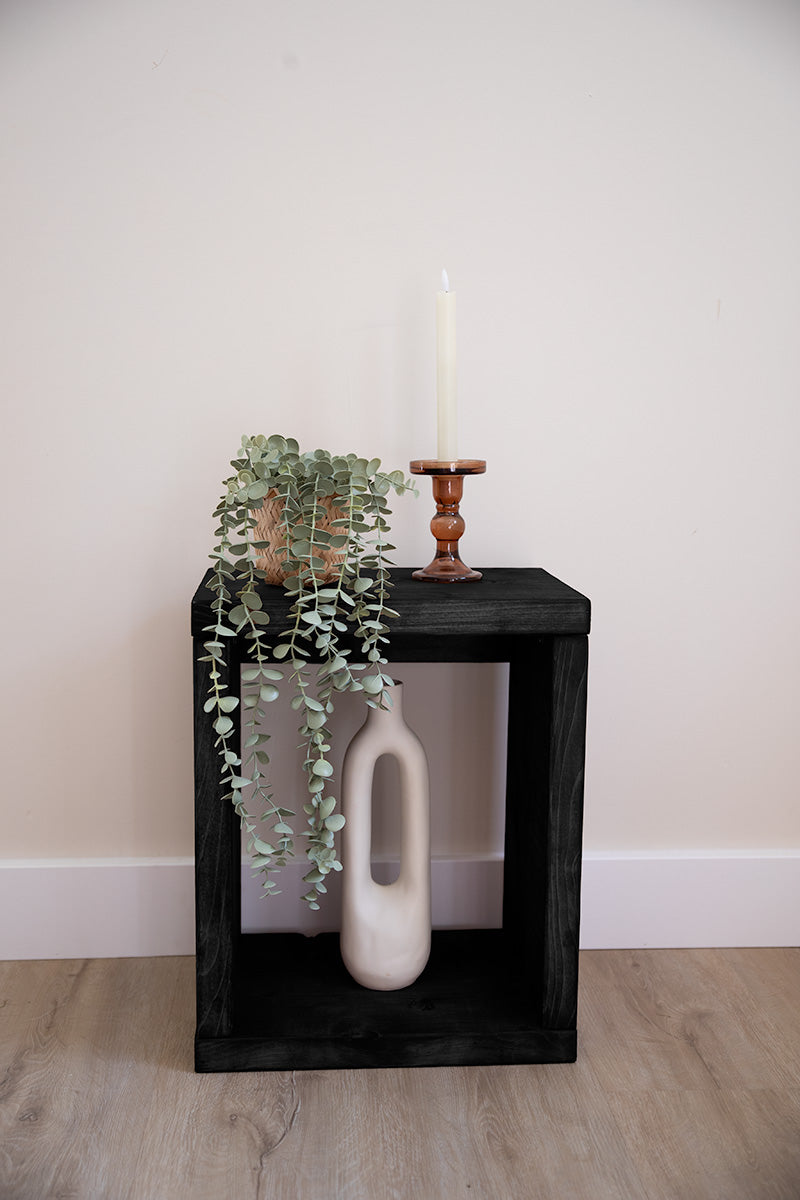 Nachtkastje van Baan Woods in de kleur zwart wat ook gebruikt kan worden als bijzettafel