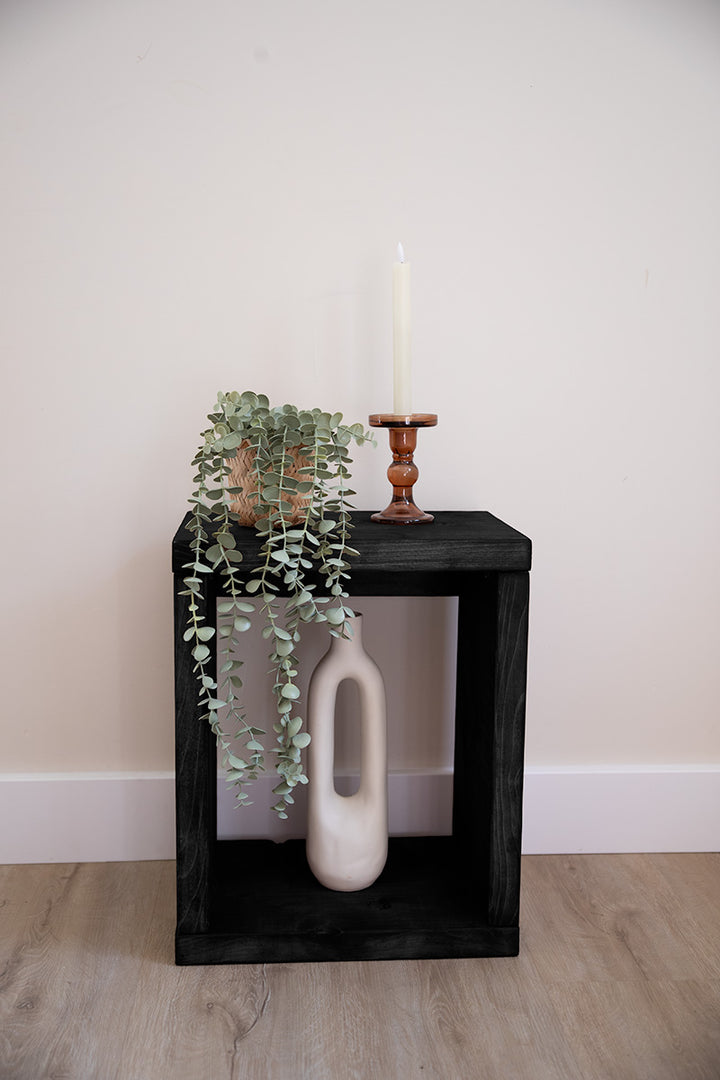 Nachtkastje van Baan Woods in de kleur zwart wat ook gebruikt kan worden als bijzettafel