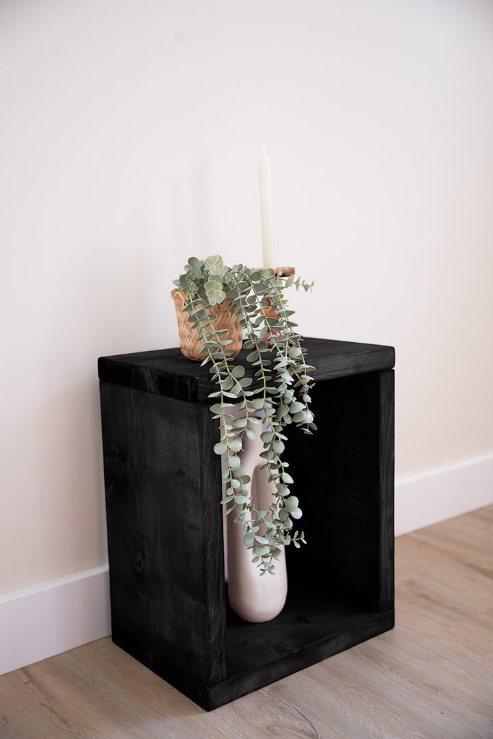 Zwart houten nachtkastje van Baan Woods