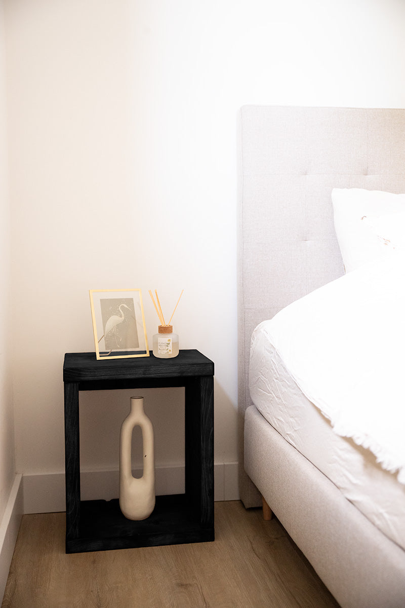 Zwart houten nachtkastje van Baan Woods voor naast het bed