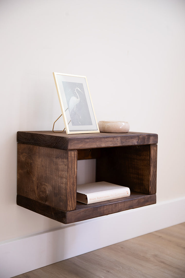 Donkerbruin houten nachtkastje van Baan Woods dat lijkt te zweven