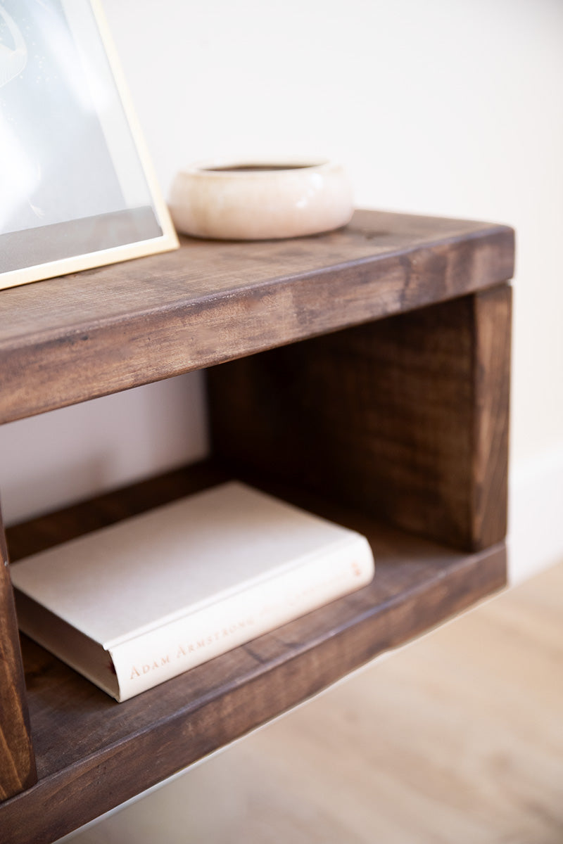 Detail van nachtkastje Wolk in de kleur donkerbruin