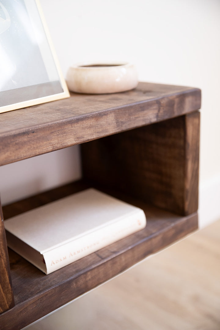 Detail van nachtkastje Wolk in de kleur donkerbruin