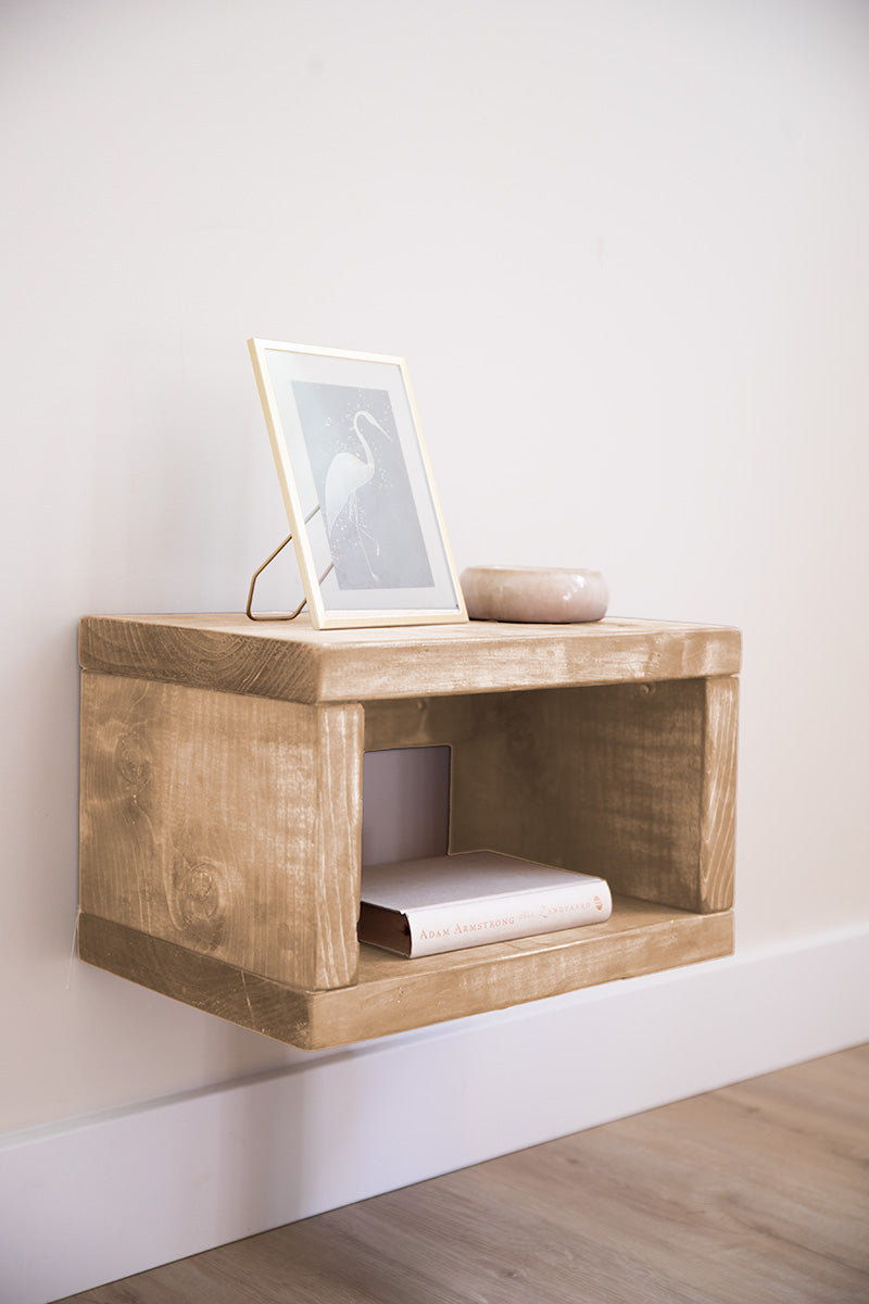 Lichtbruin houten nachtkastje van Baan Woods dat lijkt te zweven