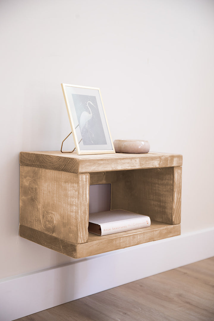 Lichtbruin houten nachtkastje van Baan Woods dat lijkt te zweven