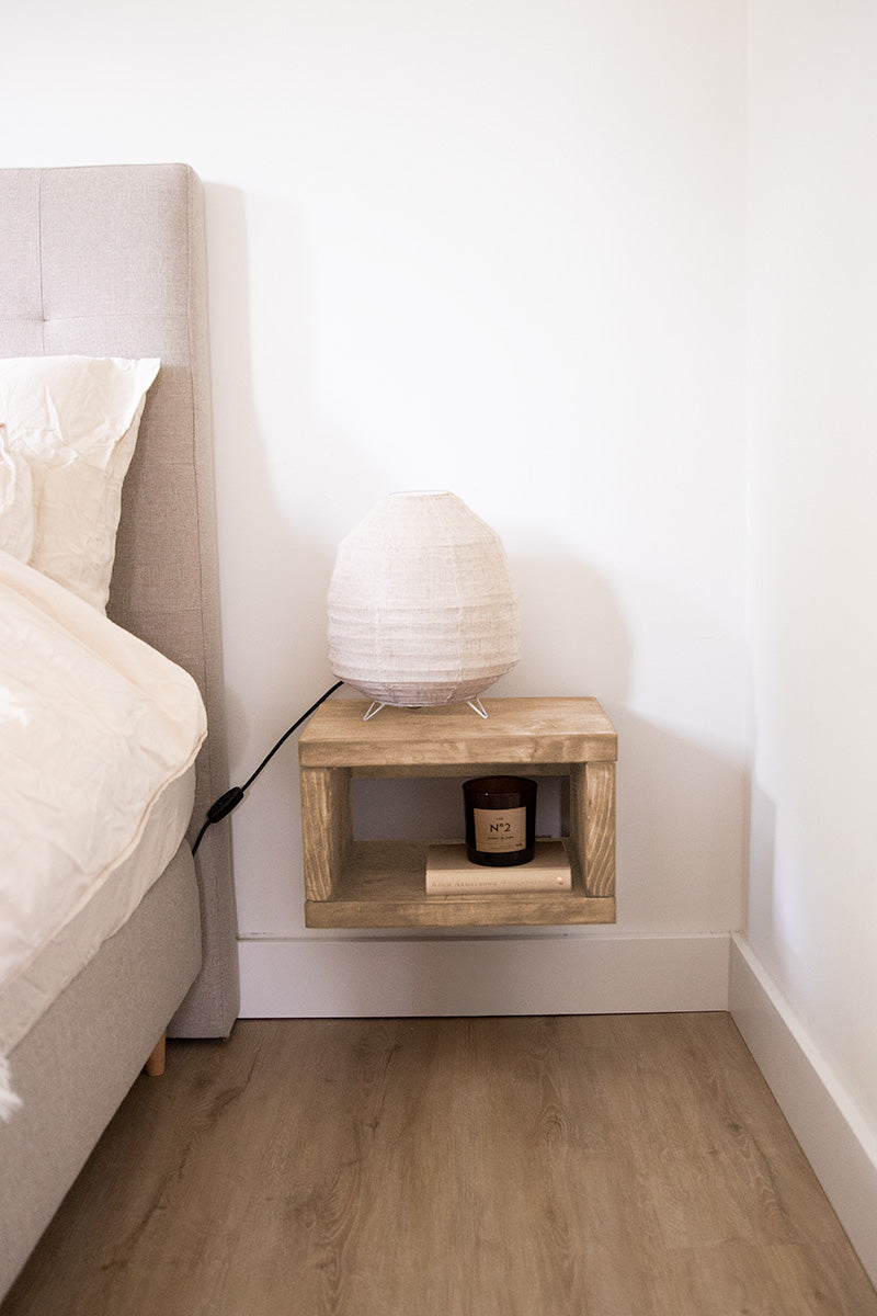 Houten nachtkastje in de kleur lichtbruin