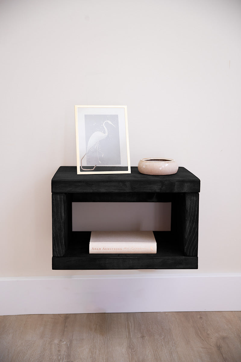 Nachtkastje voor in de slaapkamer in de kleur zwart