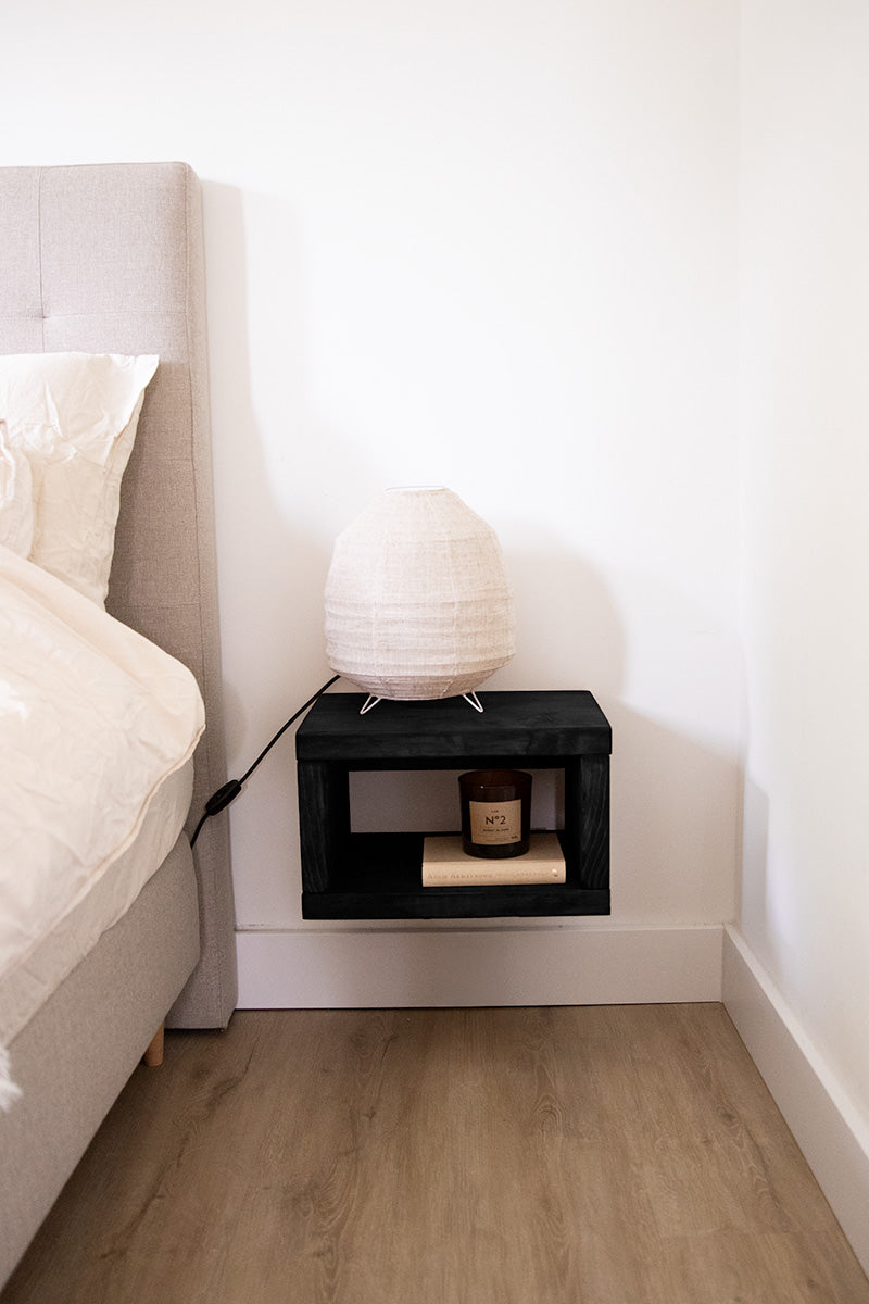 Nachtkastje Wolk dat lijkt te zweven aan de muur naast een bed