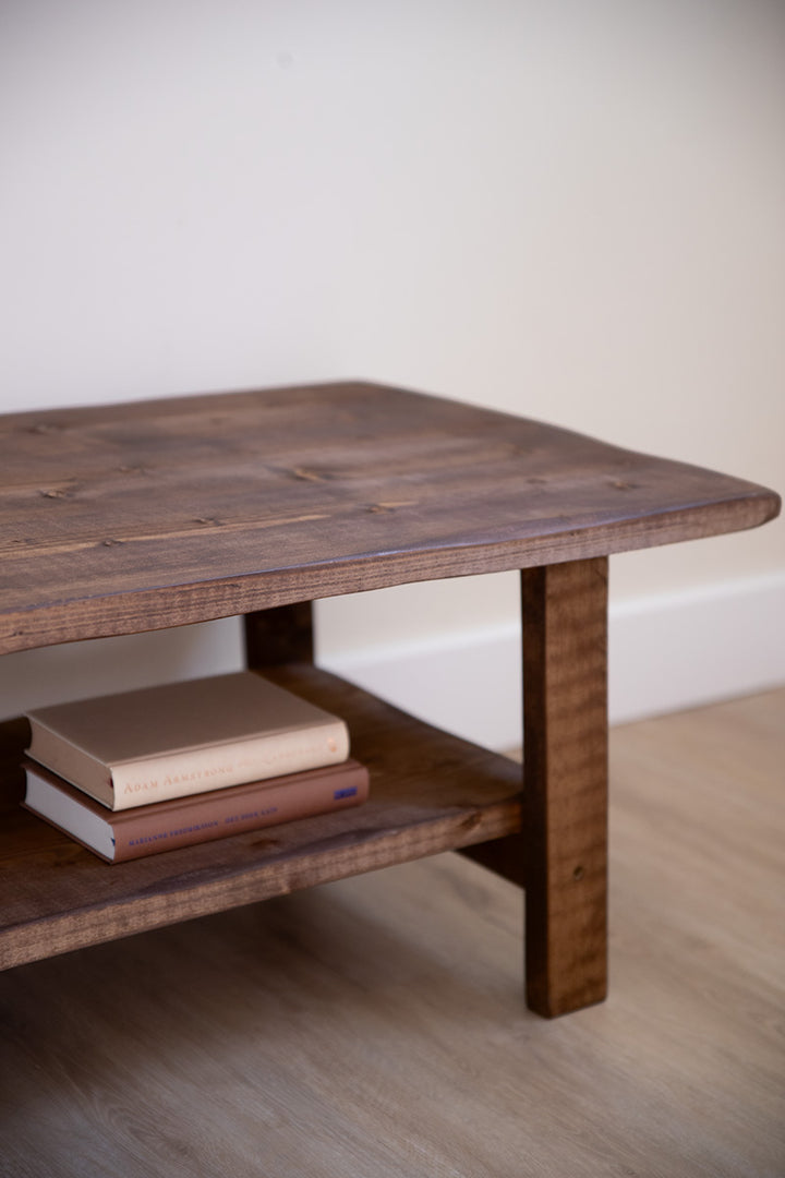 Handgemaakte houten salontafel in de kleur donkerbruin met een tussenblad 