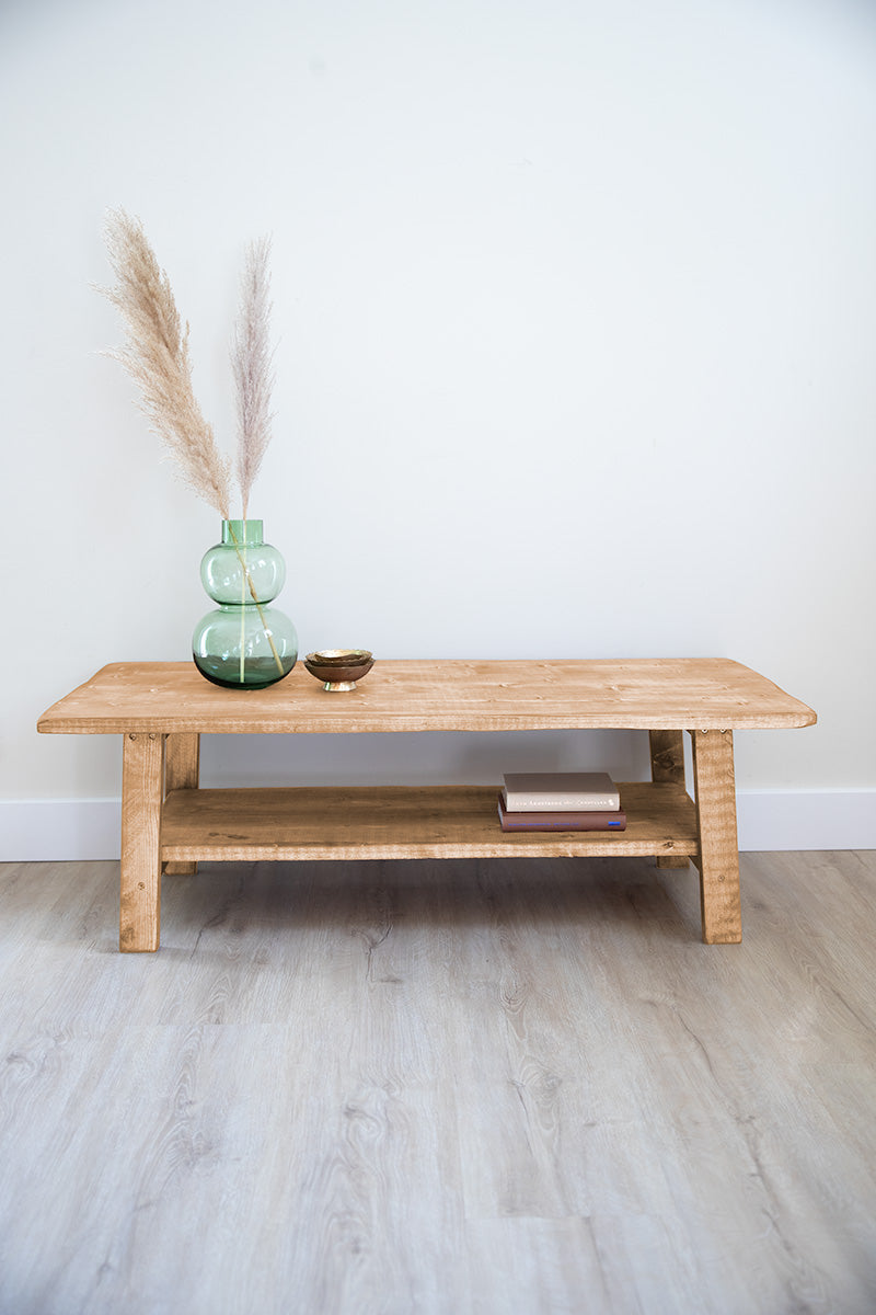 Houten salontafel Beer lichtbruin van Baan Woods met tussenplank 