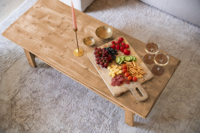Salontafel Beer met een borrelplank, twee glazen witte wijn en woonaccessoires 