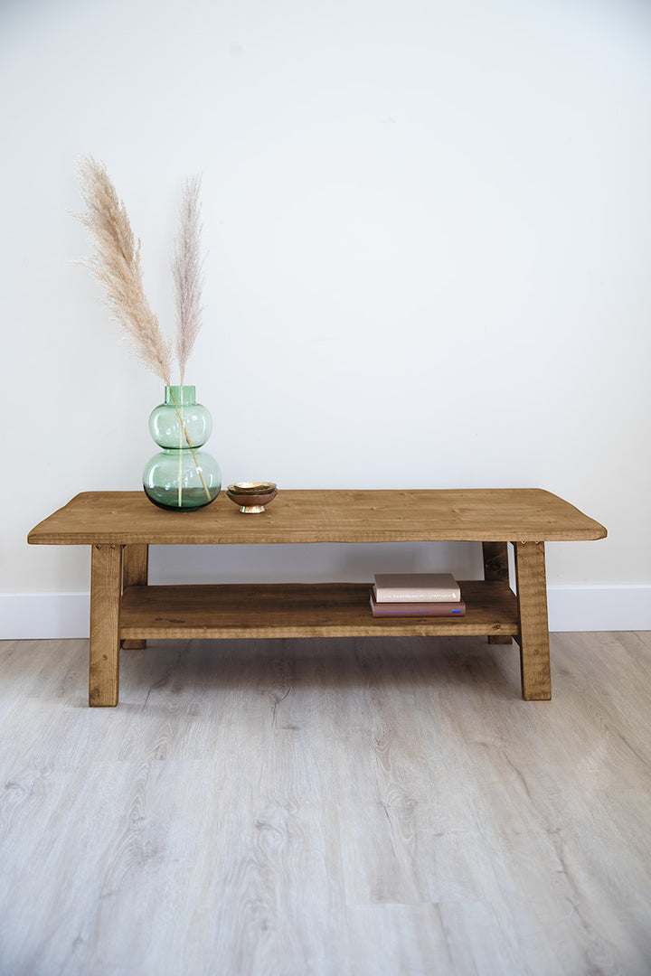 Stijlvolle bruine houten salontafel met plank voor woondecoratie