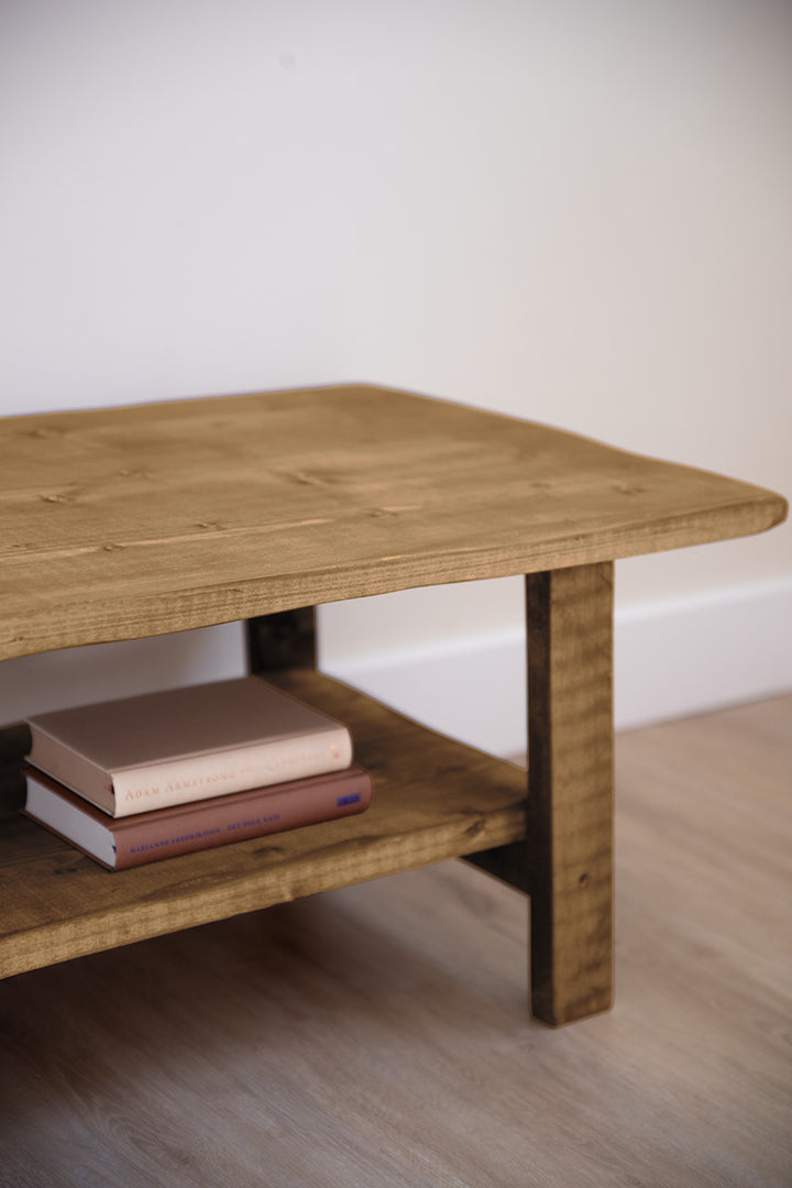 Salontafel Beer in de kleur middenbruin en met boeken op het tussenblad 