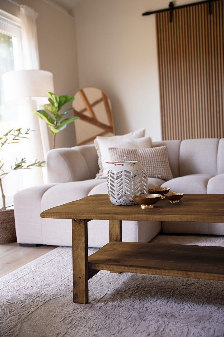 Salontafel Beer van Baan Woods in de kleur middenbruin met woondecoratie 