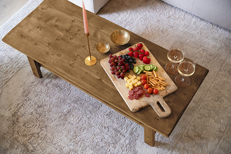 Tafel voor bij de bank met hapjes, drankjes en woondecoratie 