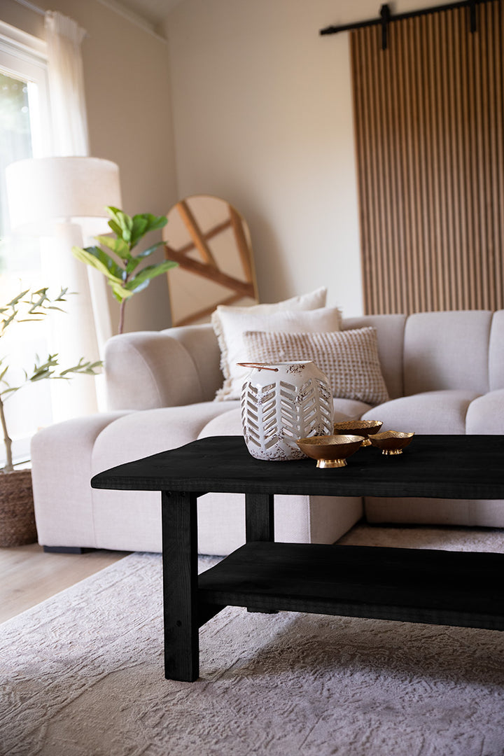 Zwarte houten salontafel, passend in iedere zithoek in huis