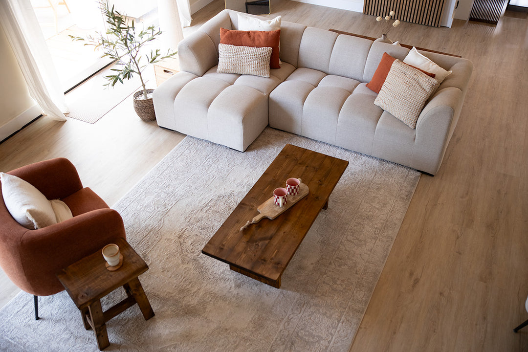 Salontafel en kruk van Baan Woods in de kleur donkerbruin, passend in elk interieur