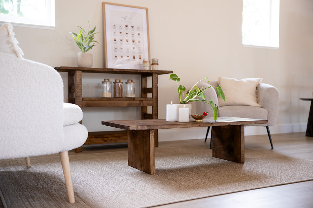 Donkerbruine Salontafel en Sidetable van Baan Woods in een Japandi interieur