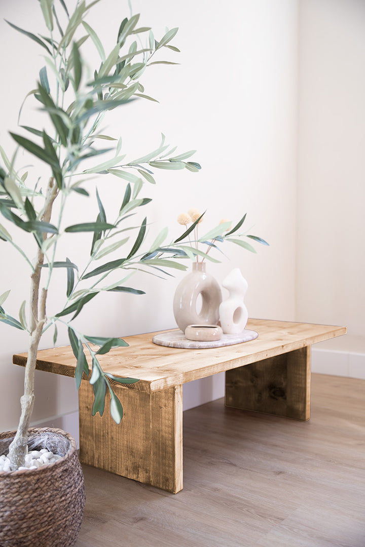 Lichtbruine houten salontafel met extra plank, handgemaakt door Baan Woods