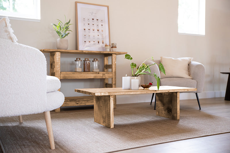 Houten meubels in een lichte kleur