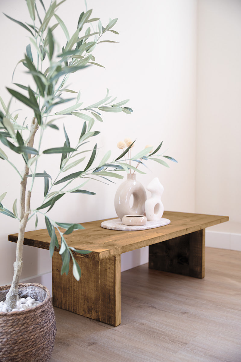 Handgemaakte houten salontafel middenbruin, strak design 