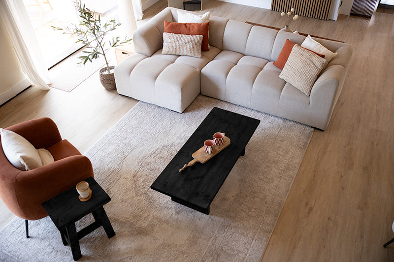 Zwart houten salontafel en krukje van Baan Woods 