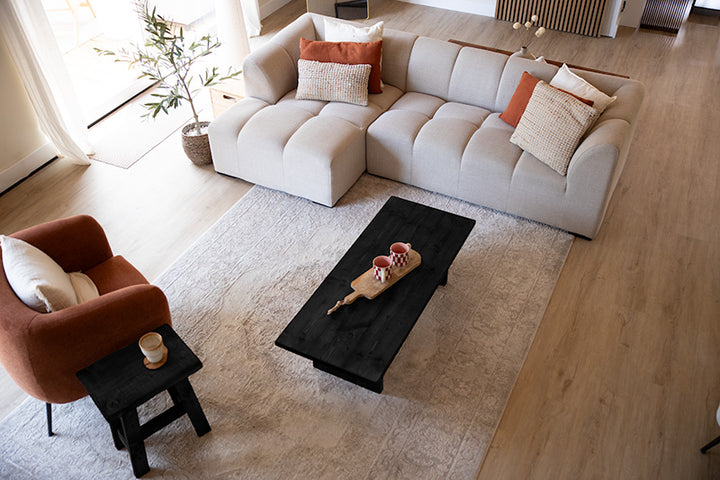 Zwart houten salontafel en krukje van Baan Woods 