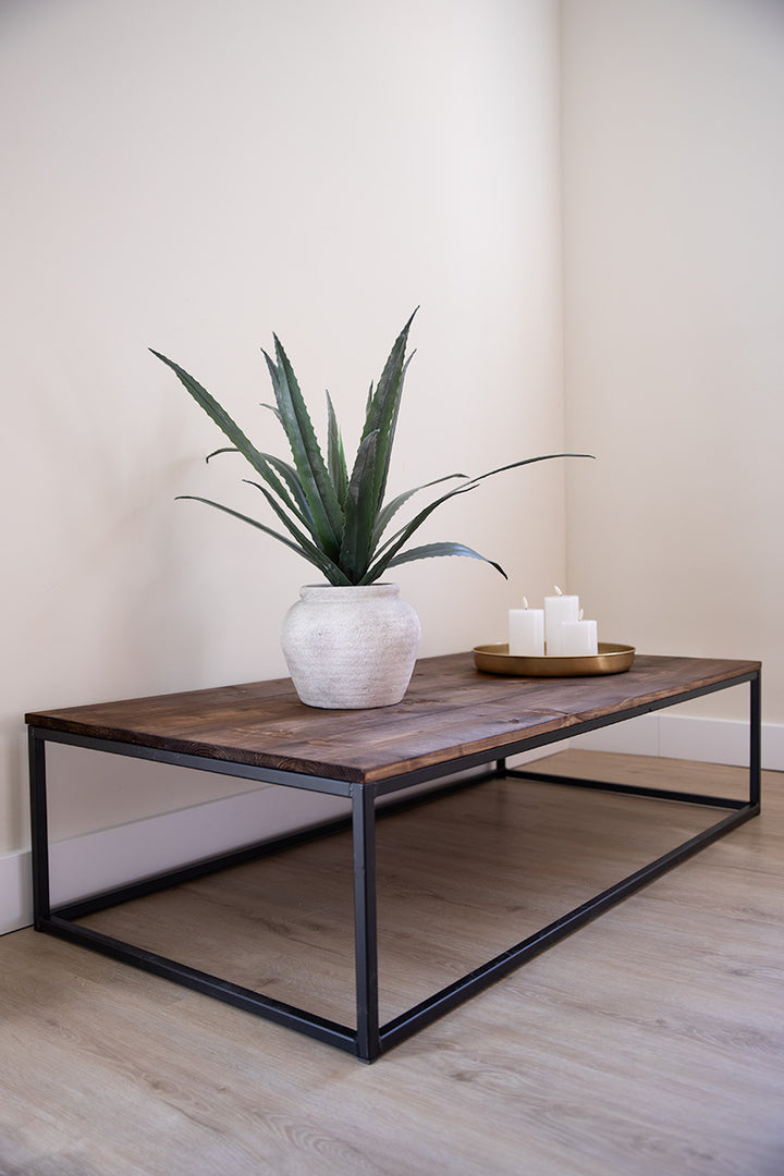 Salontafel van hout met stalen onderstel