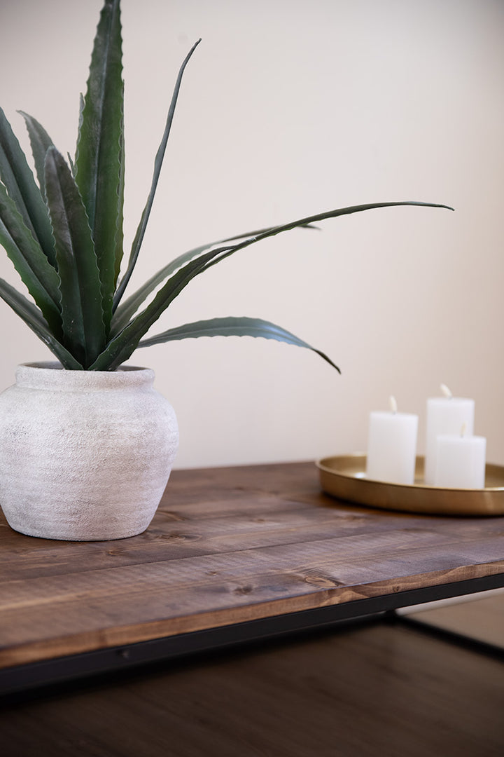 Donkerbruin houten salontafel met stalen onderstel van Baan Woods, ideaal voor de woonkamer