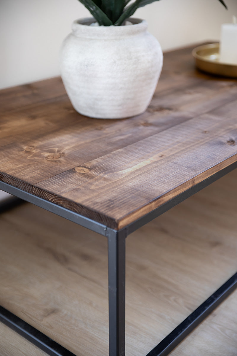 Salontafel met houten blad, gecombineerd met robuust stalen onderstel