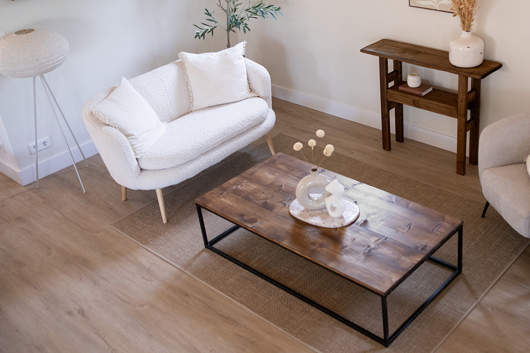 Donkerbruin houten salontafel en sidetable van Baan Woods voor in de woonkamer