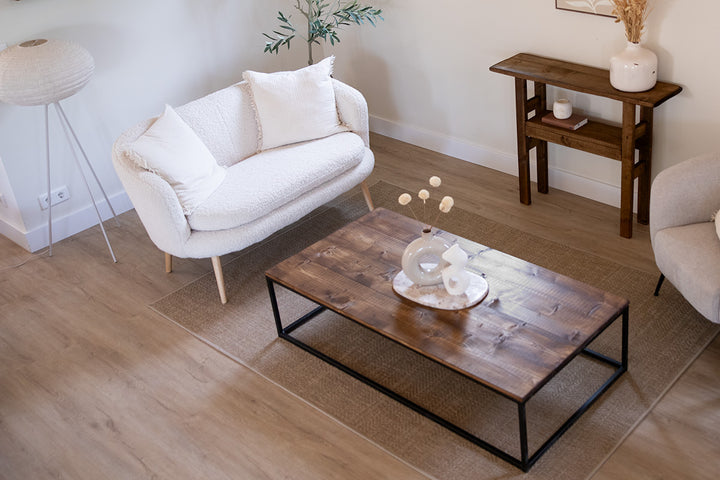 Donkerbruin houten salontafel en sidetable van Baan Woods voor in de woonkamer