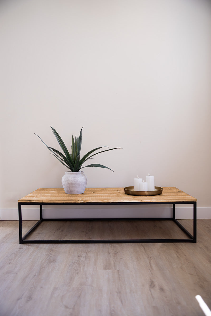 Baan Woods salontafel met houten blad in de kleur lichtbruin en stalen onderstel