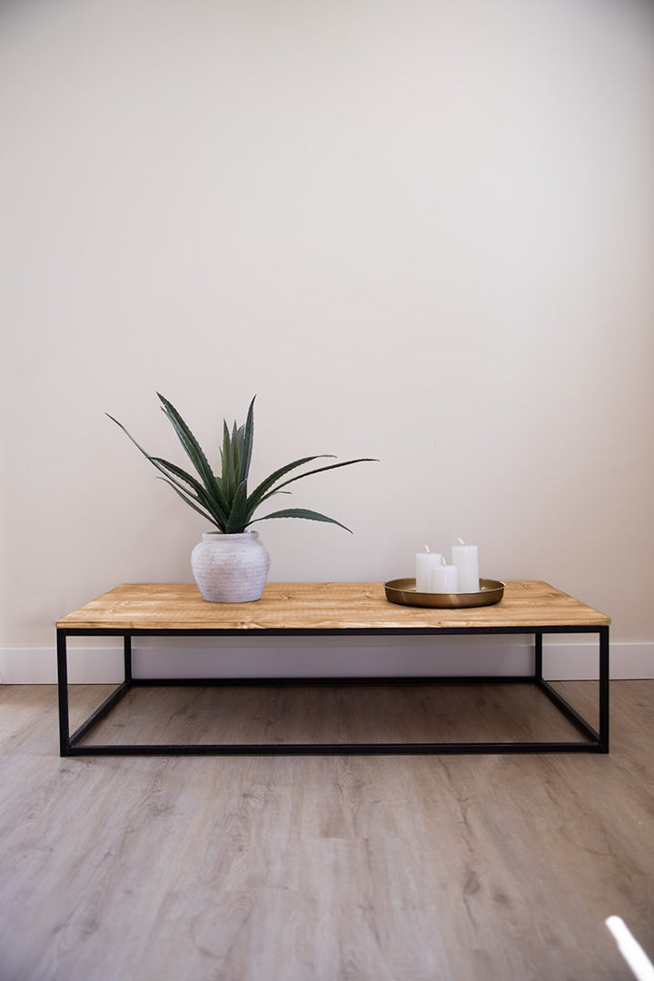 Baan Woods salontafel met houten blad in de kleur lichtbruin en stalen onderstel