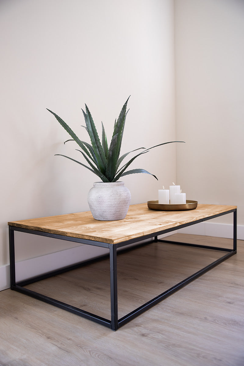 Lichtbruin houten salontafel met stalen onderstel van Baan Woods, ideaal voor in de woonkamer