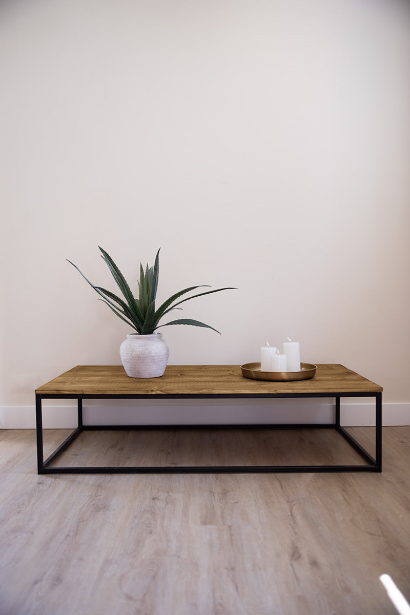 Salontafel met warm houten blad en zwart stalen onderstel