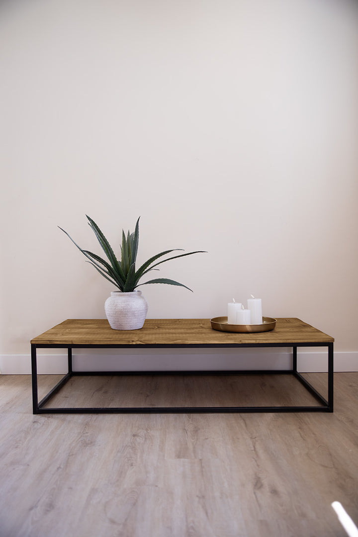 Salontafel met warm houten blad en zwart stalen onderstel