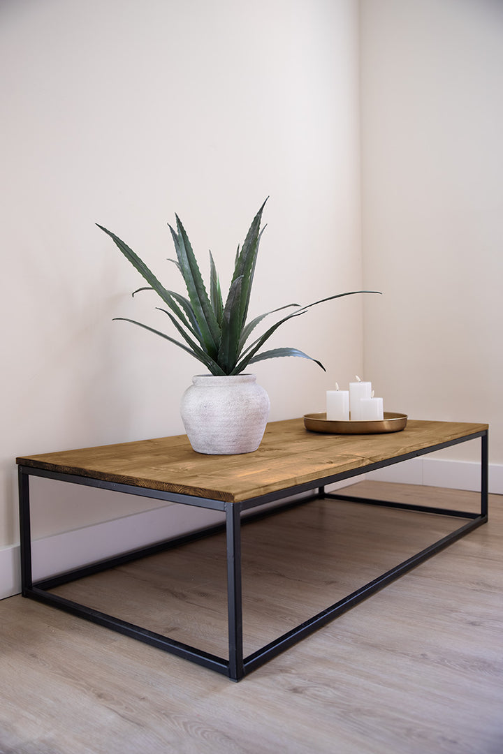 Middenbruin houten salontafel met stalen onderstel van Baan Woods, ideaal voor in de woonkamer