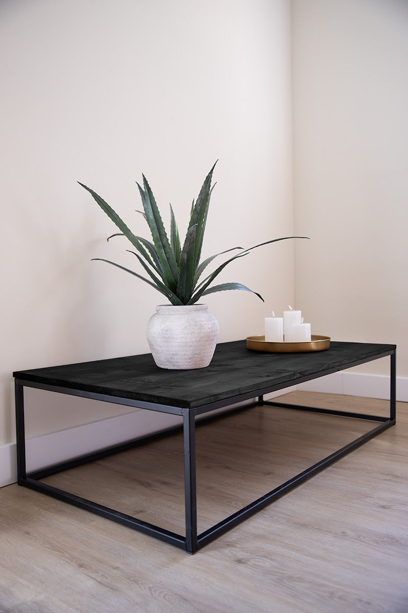 Zwart houten salontafel met zwart onderstel van Baan Woods
