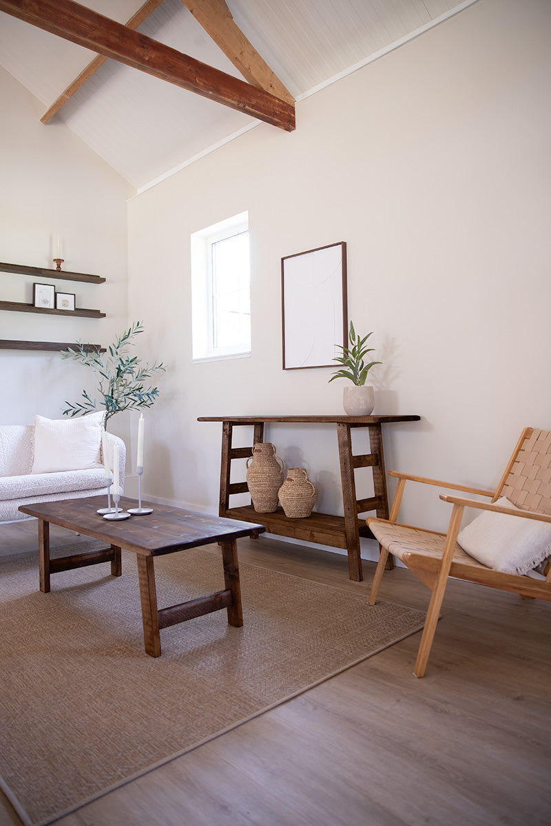 Salontafel en sidetable in de kleur donkerbruin van Baan Woods in een licht beige interieur 