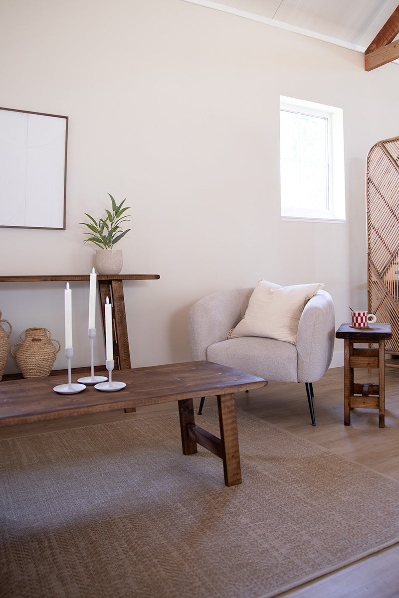 Op maat gemaakte houten meubels van Baan Woods, behandeld met een donkerbruine beits 