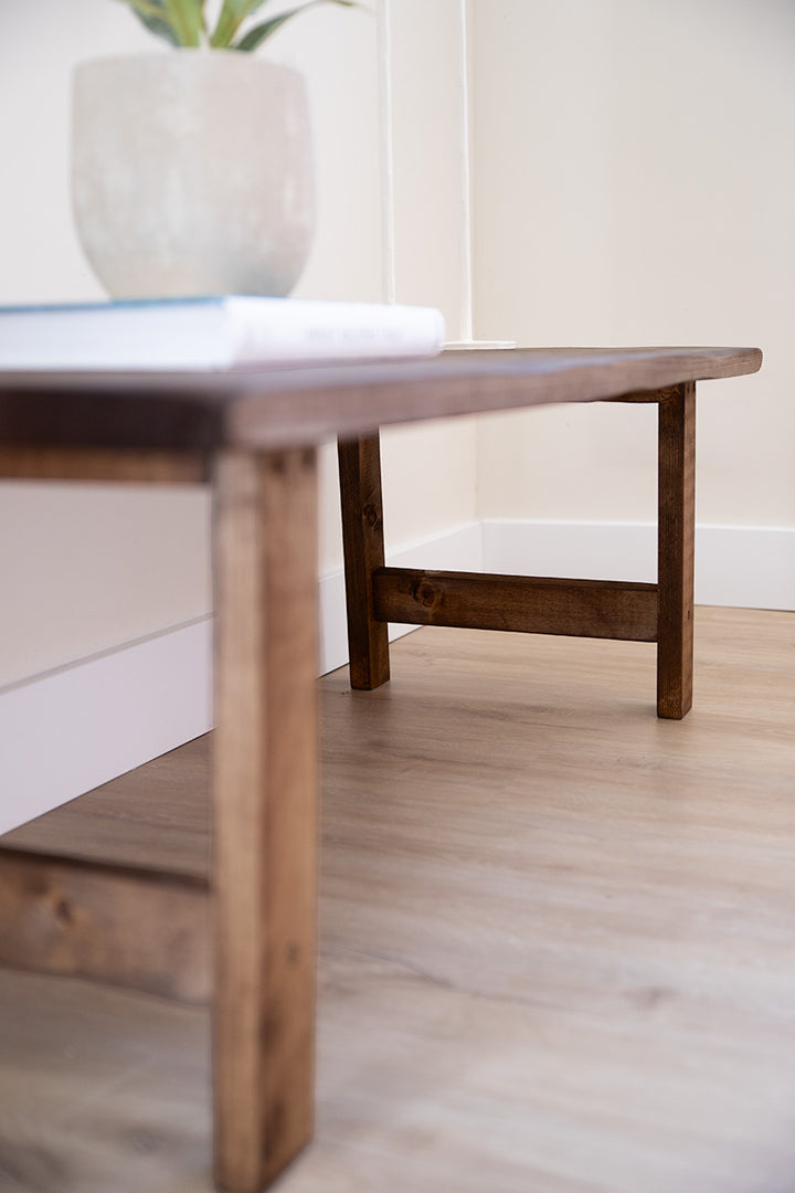 Lage houten salontafel Maan in het donkerbruin, ideaal voor een stijlvolle inrichting 