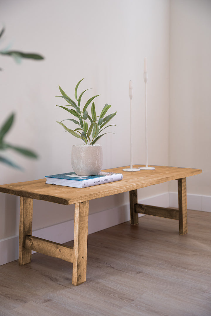 Salontafel Maan van lichtbruin hout, gestyled met planten en accessoires