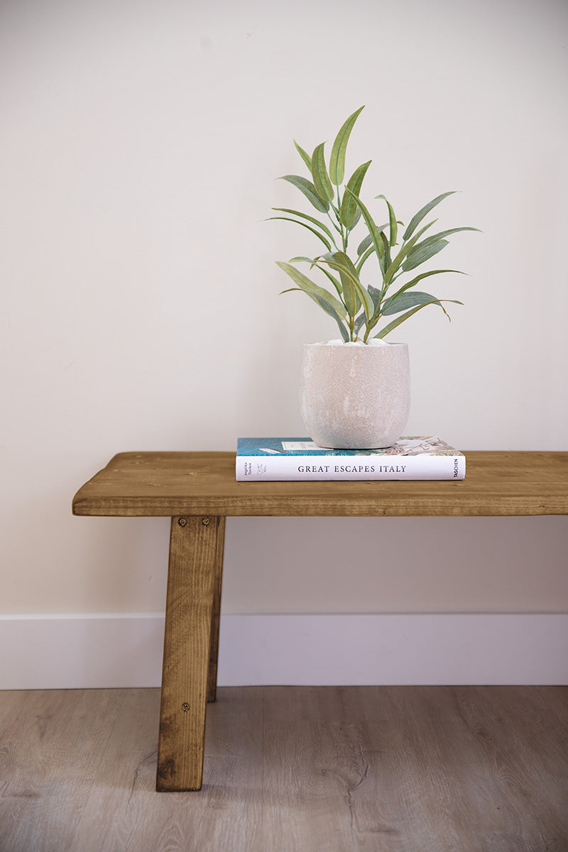 Houten salontafel Maan in de kleur middenbruin van Baan Woods, ideaal voor plantjes of decoratie