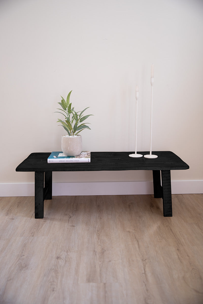 Zwarte houten salontafel Maan van Baan Woods, ideaal voor plantjes of decoratie